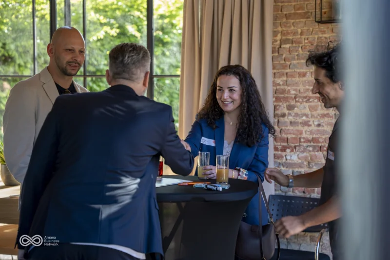 Gasten in gesprek aan een tafel tijdens Chapter One